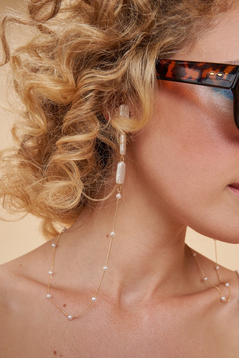 Powder Glasses Chain - Delicate Gold Chain in Pearl