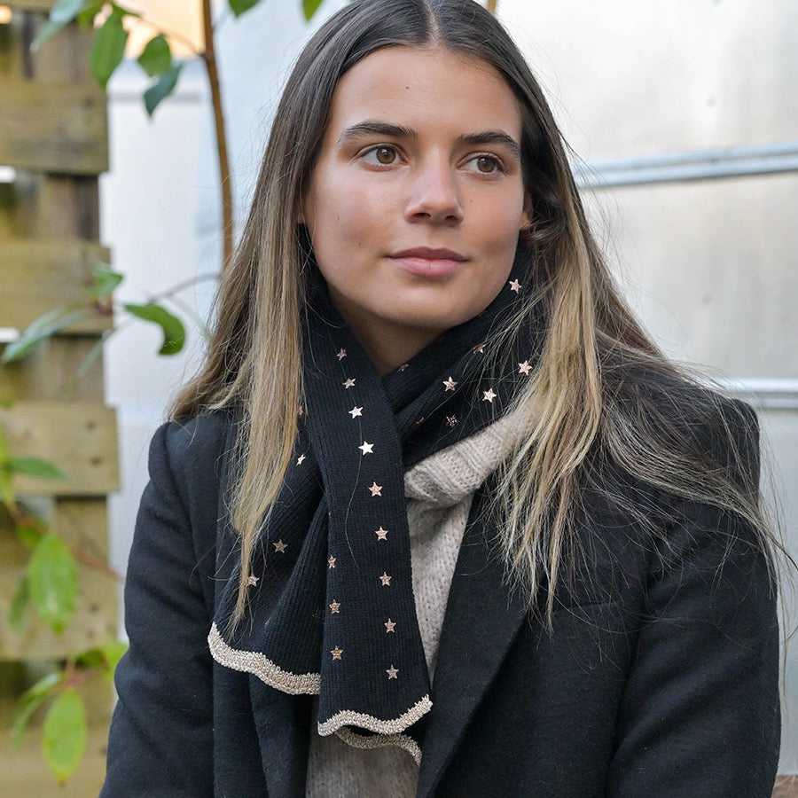 POM black fine knit pull through scarf with foil stars