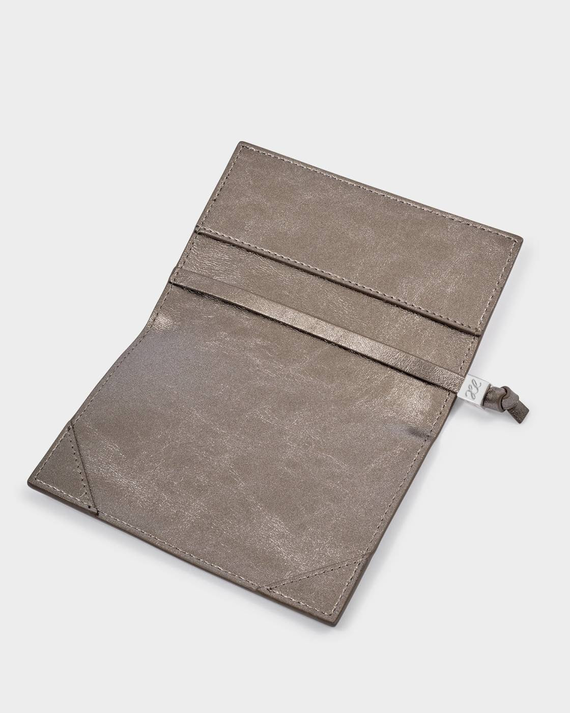Katie Loxton - World is Your Oyster - Passport Holder -Pewter