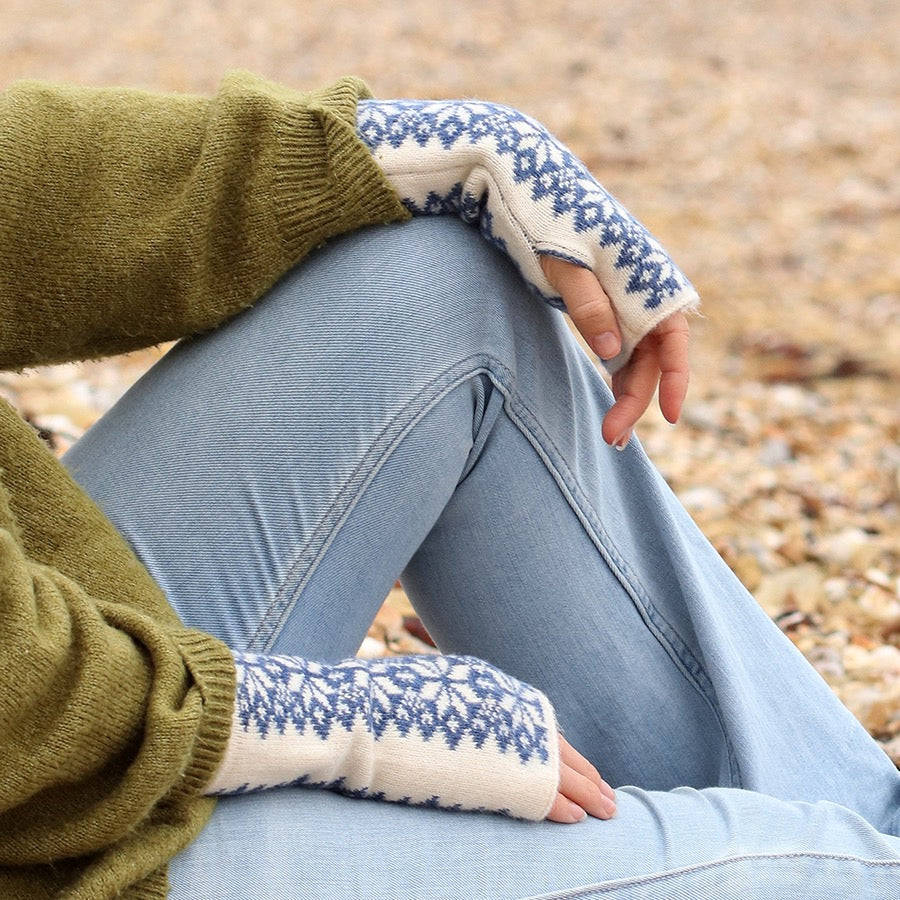 POM Scandi Star Flower Wrist Warmers - Blue/Cream